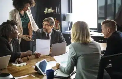 équipe de travail dans un bureau
