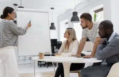 équipe de travail dans un bureau