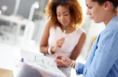 duo de travailleuses faisant un bilan de compétences