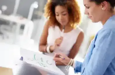 duo de travailleuses faisant un bilan de compétences