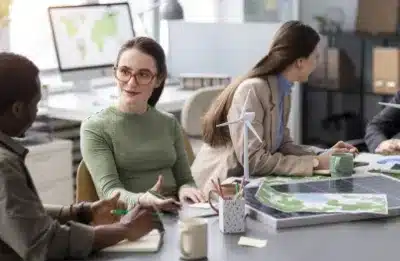 équipe de travail dans un bureau